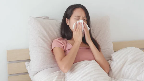 Perempuan menderita Alergi Hidung — Stok Foto