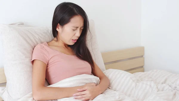 Kvinna lider av magsmärtor — Stockfoto