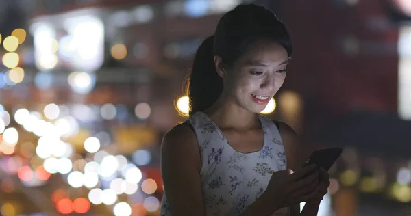 Mujer trabajando en el teléfono móvil en la ciudad — Foto de Stock