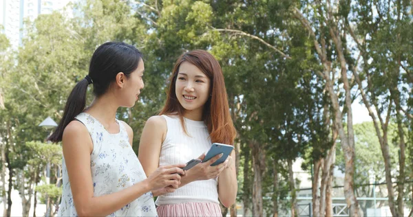 Birlikte cep telefonu video izlerken kızlar 