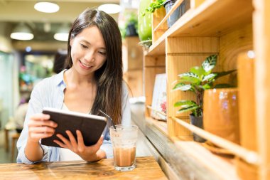 Tablet bilgisayar kullanan kadın