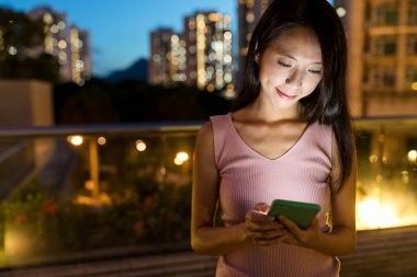 Kadın geceleri cep telefonunuzun SMS gönderme 