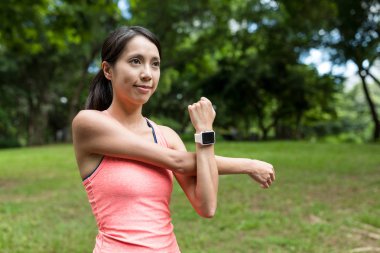 Akıllı izle parkta kullanan spor kadın