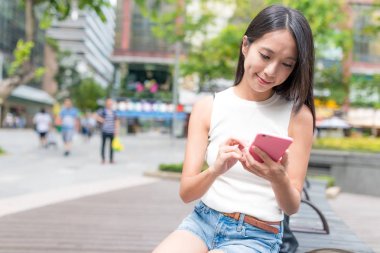 Cep telefonu kullanan kadın