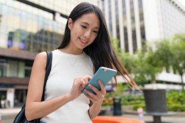 Şehirde cep telefonu kullanan bir kadın. 