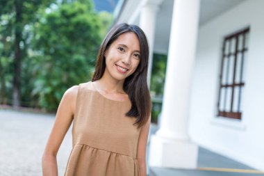 Kameraya gülümseyen genç kadın