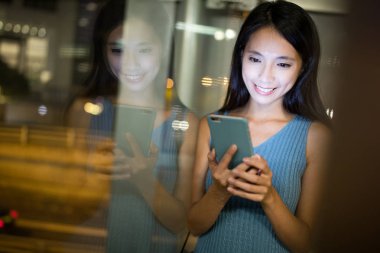 cep telefonu üzerinde çalışan kadın