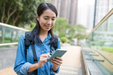 Parkta cep telefonu kullanan bir kadın. 