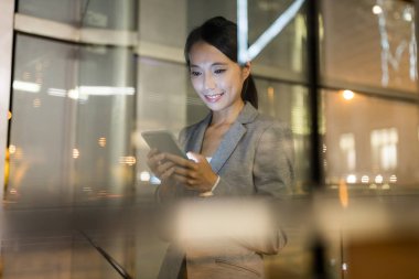 Cep telefonuyla geceleri işkadını 