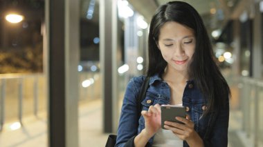  Cep telefonu kullanan kadın 