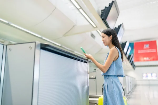 Mulher check in Aeroporto de Hong Kong — Fotografia de Stock