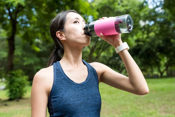 Esporte mulher bebida de água no parque — Fotografia de Stock