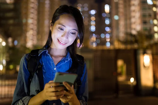 Junge Frau nutzt nachts Smartphone — Stockfoto