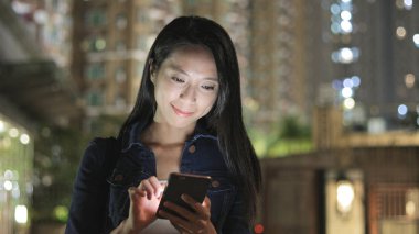 Şehirde cep telefonu kullanan kadın 