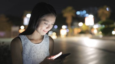 Şehirde cep telefonu kullanan kadın 