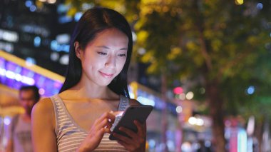 Cep telefonundan mesaj gönderen kadın 