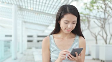 sokakta Smartphone kullanan kadın 