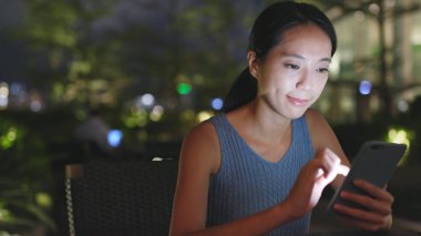 cep telefonu açık, kullanan kadın 