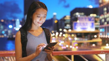 cep telefonu kullanan kadın