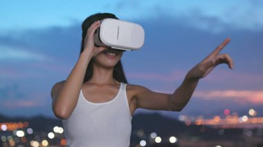 kadın bir sanal gerçeklik gözlük kullanır 