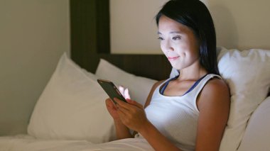 Cep telefonu kullanan kadın