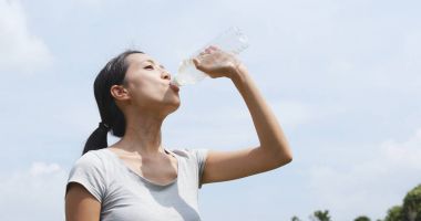 Su içen genç bir kadın