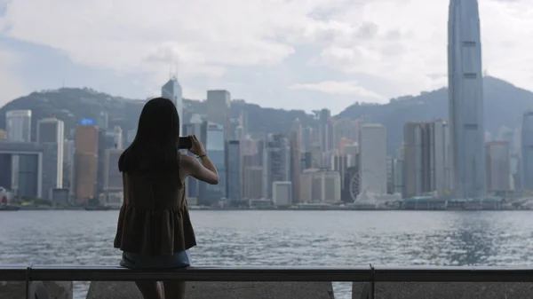 Woman travel in Hong Kong and taking photo — Stock Photo, Image