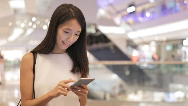 Frau benutzte Handy — Stockfoto