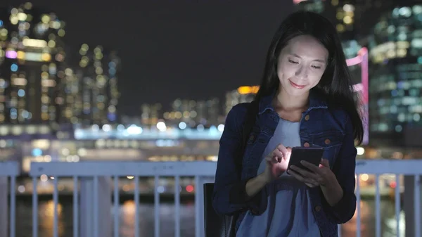 Mulher usando smartphone à noite — Fotografia de Stock