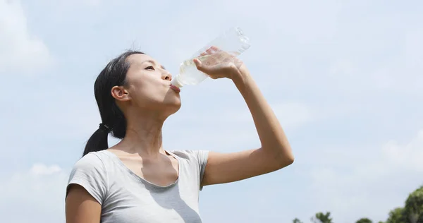 年轻妇女饮水 — 图库照片