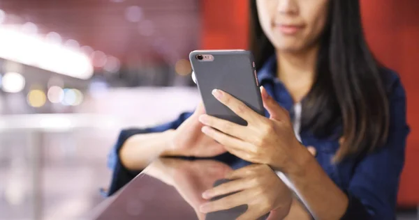 Asiatisk kvinna skicka SMS på mobiltelefon — Stockfoto