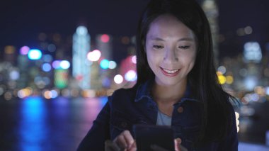 Kadın geceleri Smartphone'da SMS gönderme 