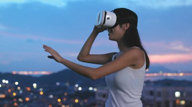 VR aygıtla izlerken kadın 