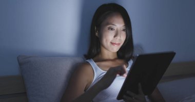 Tablet bilgisayar kullanan kadın 