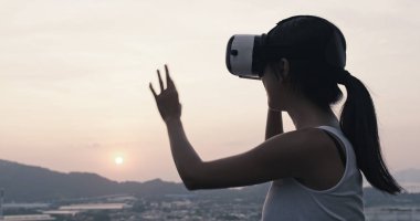 VR aygıtla izlerken kadın 