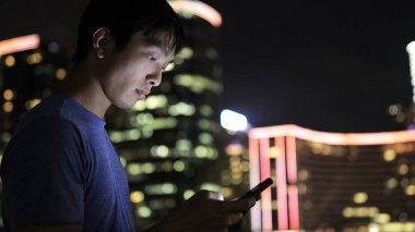 Yakışıklı adam cep telefonu kullanarak