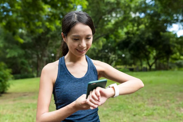 Vrouw cellphone verbinden met slimme horloge — Stockfoto