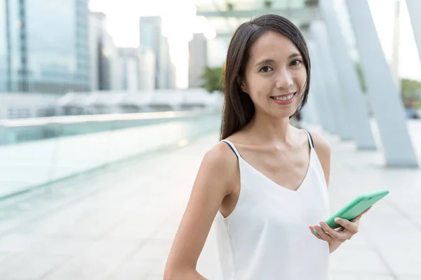 Woman holding mobile phone — Stock Photo, Image