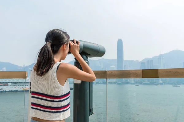 Žena hledá i když turistické dalekohledy — Stock fotografie