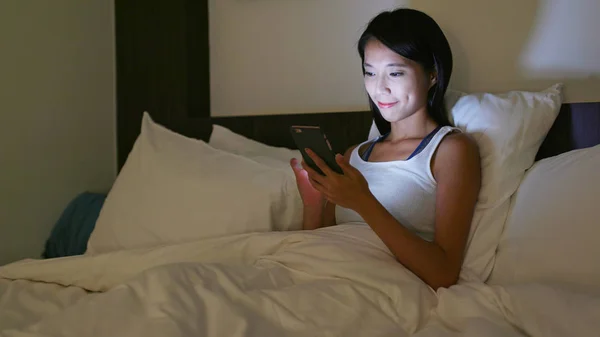 Wanita menggunakan ponsel di malam hari — Stok Foto