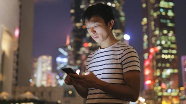 Cep telefonuna bakan adam. 