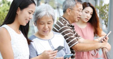 Birlikte cep telefonu kullanarak aile 