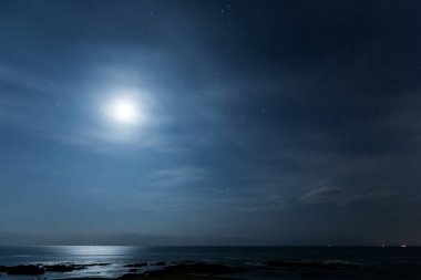 Ay ve deniz manzarası, gece görünümü