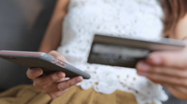 Cep telefonu ve kredi kartı alışveriş 