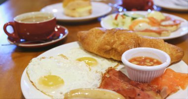 İngiliz kahvaltısı masada yakın çekim