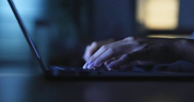 Evde dizüstü bilgisayar üzerinde çalışan 