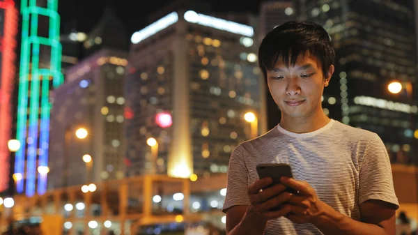 Man använder smartphone i staden — Stockfoto