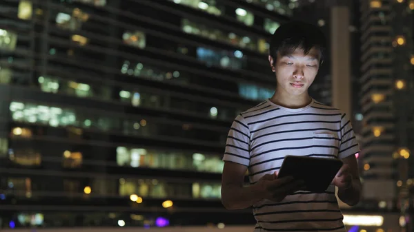 Hombre usando tableta por la noche —  Fotos de Stock