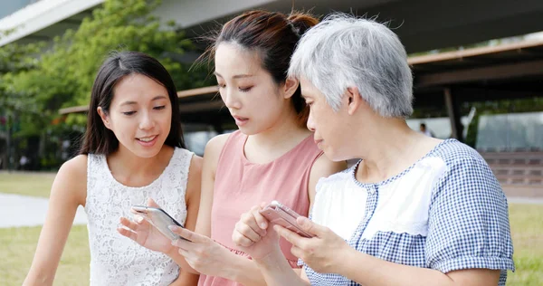 Familie samen met het gebruik van mobiele telefoon — Stockfoto