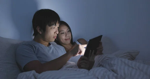 Casal assistindo tablet computador juntos — Fotografia de Stock